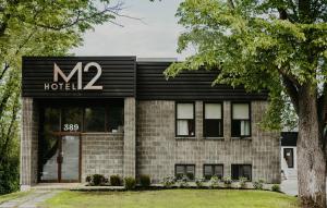 达尔豪斯Hotel M2的带有标志的酒店大楼