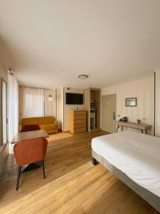 Postel nebo postele na pokoji v ubytování Logis Hôtel Saint Guirec Et De La Plage