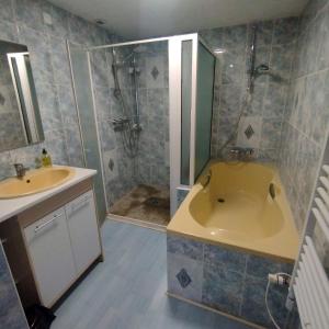 Gallery image of Maison conviviale à Treigny avec terrasse 130 m² 