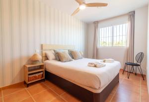 Ένα ή περισσότερα κρεβάτια σε δωμάτιο στο Global Properties, Planta baja con piscina en Almenara +24 φωτογραφίες
