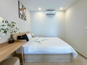 Postel nebo postele na pokoji v ubytování The Song Apartment 5 Stars Vung Tau - Căn Hộ The Sóng 5 Sao