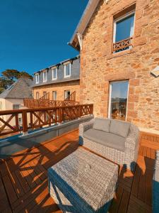 Balkón nebo terasa v ubytování Logis Hôtel Saint Guirec Et De La Plage