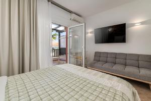 A bed or beds in a room at Hotel Aeollos