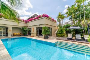 Bassein majutusasutuses Exotic 3BR Villa Solandra with Tropical Pool and Private Rooftop Terrace in Bangtao või selle lähedal