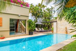 Bassein majutusasutuses Exotic 3BR Villa Solandra with Tropical Pool and Private Rooftop Terrace in Bangtao või selle lähedal