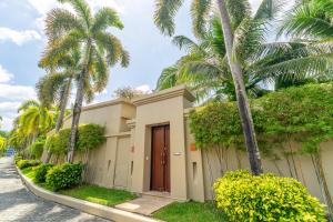 Aed väljaspool majutusasutust Exotic 3BR Villa Solandra with Tropical Pool and Private Rooftop Terrace in Bangtao