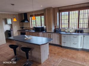 een grote keuken met een groot eiland in het midden bij Lion's Pride - Marloth Park in Marloth Park +12 foto's