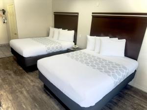 Postel nebo postele na pokoji v ubytování Rodeway Inn Lemon Grove San Diego East