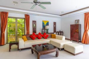 Istumisnurk majutusasutuses Exotic 3BR Villa Solandra with Tropical Pool and Private Rooftop Terrace in Bangtao