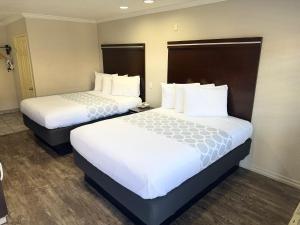 Postel nebo postele na pokoji v ubytování Rodeway Inn Lemon Grove San Diego East