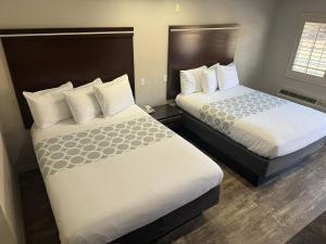 Postel nebo postele na pokoji v ubytování Rodeway Inn Lemon Grove San Diego East