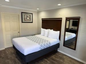 Postel nebo postele na pokoji v ubytování Rodeway Inn Lemon Grove San Diego East