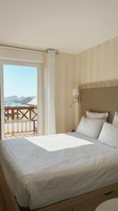 Postel nebo postele na pokoji v ubytování Logis Hôtel Saint Guirec Et De La Plage