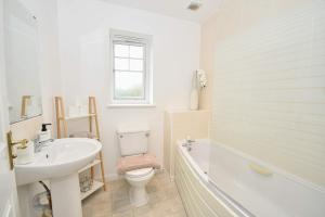 リバプールにある3 Bed House, Sleeps 5, Walking Distance to Centreの洗面台、トイレ、浴槽を備えたバスルーム +32枚の写真