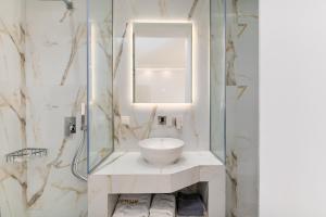 A bathroom at Hotel Aeollos