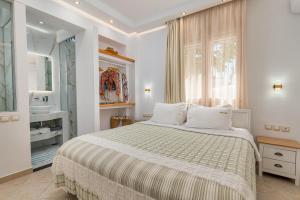 A bed or beds in a room at Hotel Aeollos