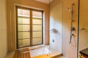 Vannituba majutusasutuses Exotic 3BR Villa Solandra with Tropical Pool and Private Rooftop Terrace in Bangtao