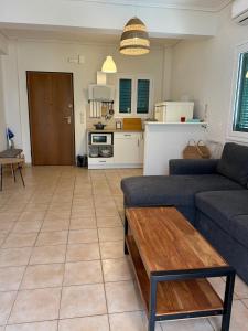 Kuchyň nebo kuchyňský kout v ubytování Nefeli Beach Home