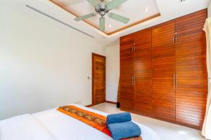 Voodi või voodid majutusasutuse Exotic 3BR Villa Solandra with Tropical Pool and Private Rooftop Terrace in Bangtao toas