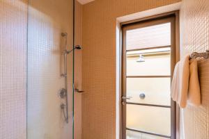 Vannituba majutusasutuses Exotic 3BR Villa Solandra with Tropical Pool and Private Rooftop Terrace in Bangtao