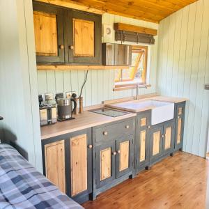 Kuchyň nebo kuchyňský kout v ubytování Stratford Bespoke Shepherd Hut + 8 fotografií