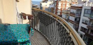 einen Balkon mit einem Tisch und einem Stuhl auf einem Gebäude in der Unterkunft La Rapita in Sant Carles de la Ràpita