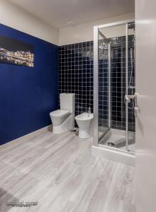 a bathroom with a toilet and a shower at Passos Manuel by Innapartments in Porto