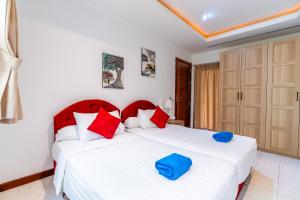 Voodi või voodid majutusasutuse Exotic 3BR Villa Solandra with Tropical Pool and Private Rooftop Terrace in Bangtao toas