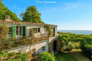 een luchtzicht op een huis met wijnstokken bij Infinito, Terre Marine in Levanto +35 foto's