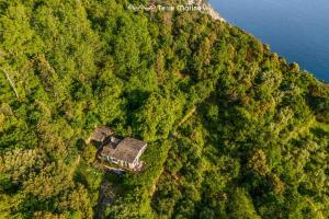 een luchtzicht op een beboste heuvel met een huis bij Infinito, Terre Marine in Levanto