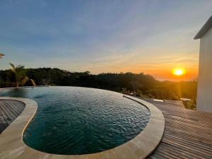 Bazén v ubytování Kelingking Parama Resort nebo v jeho okolí