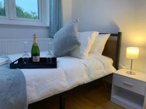 Postel nebo postele na pokoji v ubytování Stylish 3BR Retreat Family & Business Parking