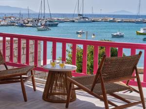 ピソ・リバディにあるAnchorage Paros Private Beach Retreatの港のあるバルコニー(テーブル、椅子付)