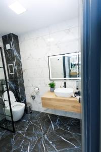 Koupelna v ubytování Boulevard Hotel + 33 fotografií