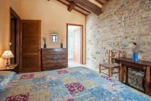 um quarto com uma cama e uma parede de pedra em Perugia Farmhouse em Perugia