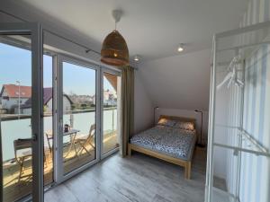 Ένα ή περισσότερα κρεβάτια σε δωμάτιο στο Apartamenty i pokoje nadmorskie - Owocowe Wzgórze