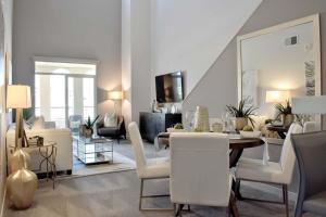 Una sala de estar con una mesa y un comedor. en 360 Luxury, en San Diego