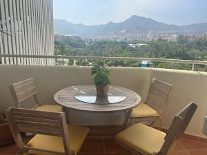 Una mesa y sillas en un balcón con vista. en BenalBeach Paradise, en Benalmádena