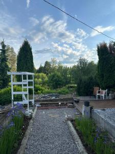 una scala bianca posta in mezzo a un giardino di Villa Paalasmaa a Paalasmaa