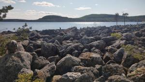 un mucchio di rocce sulla riva di un lago di Villa Paalasmaa a Paalasmaa