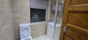 Ένα μπάνιο στο 2 Bedroom Flat with Garden +15 φωτογραφίες