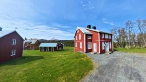 a group of houses on a grass field at Medstugans Pilgrimsboende in Medstugan