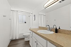 Ένα μπάνιο στο Charming & Spacious 1BR Upper Flat in Royal Oak +18 φωτογραφίες
