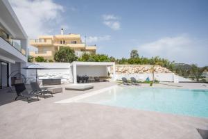 Bazén v ubytování Habitat Inn Faliraki View Villa Rhodes nebo v jeho okolí