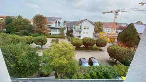 a view of a yard with cars parked in it at Tukhin's Residency - Studio Apartment & Deluxe 4 room Apartment in Korntal-Münchingen
