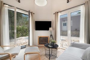 Μια τηλεόραση ή/και κέντρο ψυχαγωγίας στο Stathis Suite