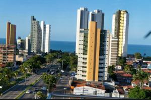 Pemandangan umum bagi Natal atau pemandangan bandar yang diambil dari apartmen