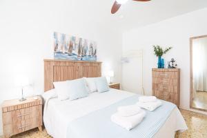a bedroom with a large bed with towels on it at Segunda Linea de Playa, céntrico y equipado - by Aloha Palma in Águilas