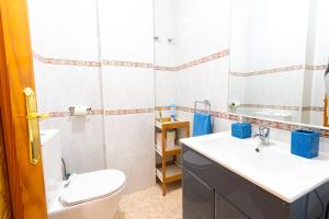 a bathroom with a toilet and a sink at Segunda Linea de Playa, céntrico y equipado - by Aloha Palma in Águilas +37 photos