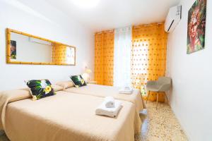 a bedroom with two beds with towels on them at Segunda Linea de Playa, céntrico y equipado - by Aloha Palma in Águilas